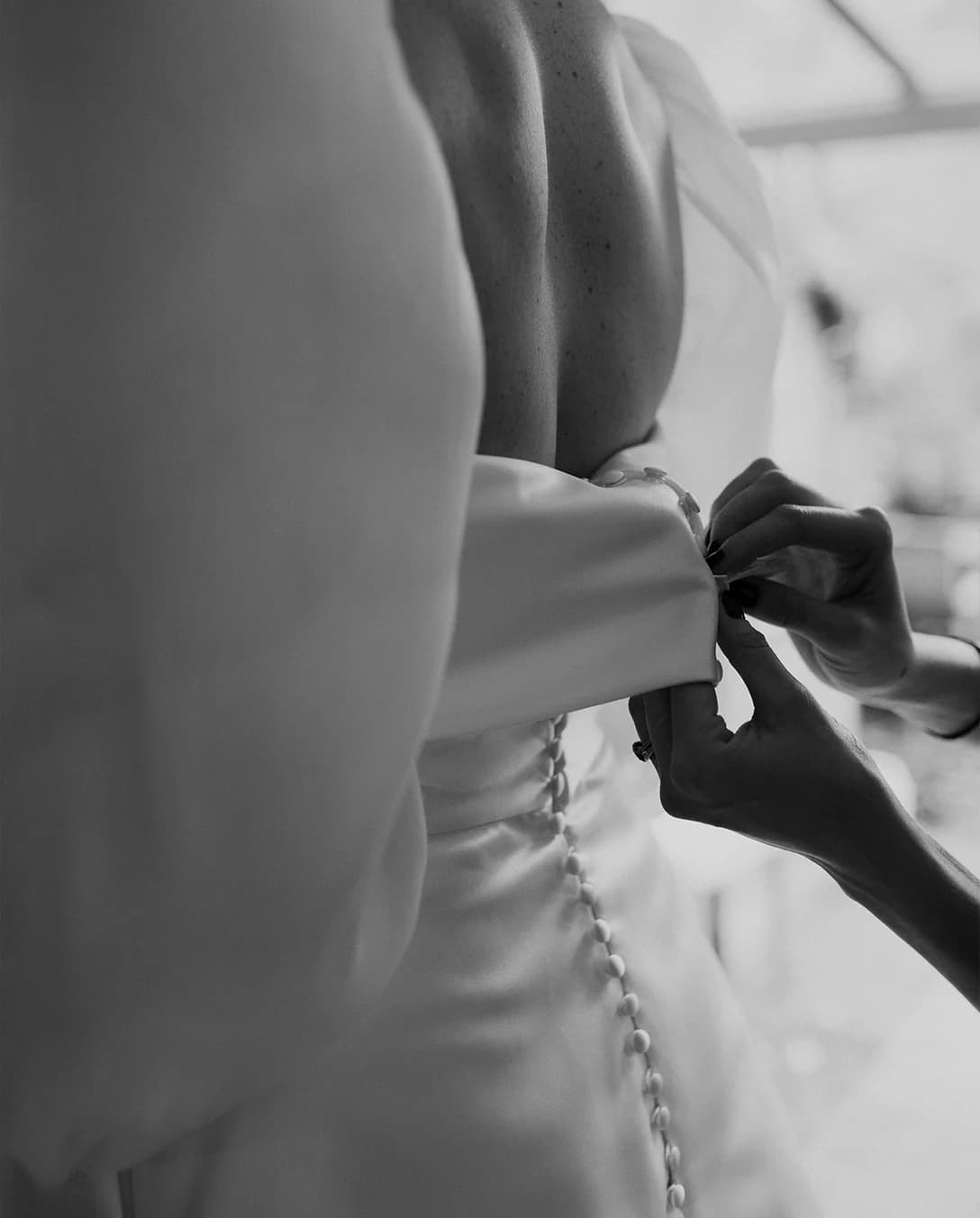 Detail on the bridal dress' buttons