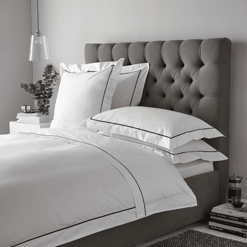 Image showing the Savoy - 400 Thread Count Egyptian Cotton King duvet cover, W225 x L220cm, White/Navy product.